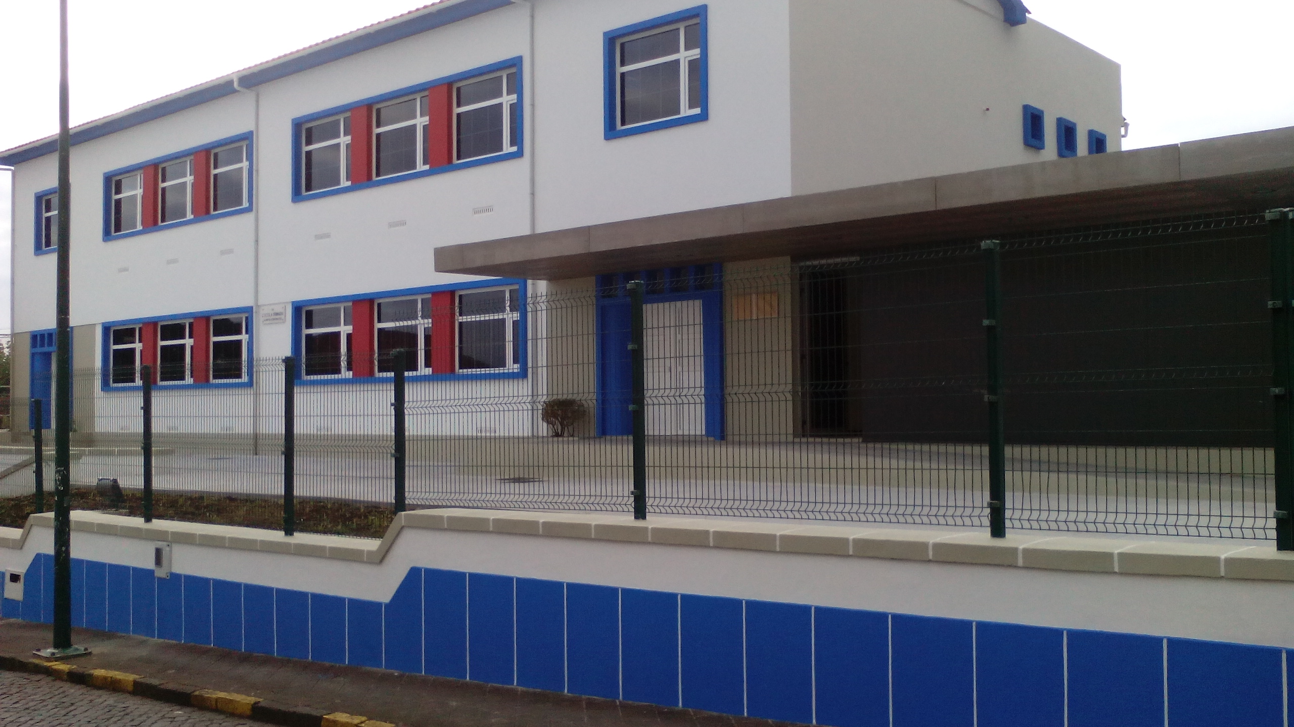 Totalmente remodelada Escola Primária das Velas reabre apenas com 25 alunos do pré-escolar (c/áudio)