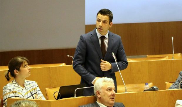 Tarifa Interjovem/SATA passa a garantir reserva e lugar aos jovens açorianos através de proposta aprovada do CDS-PP