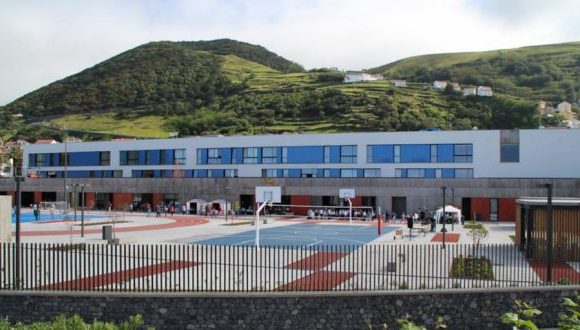 FAPA E Associação de Pais e Encarregados de Educação da Escola Básica e Secundária das Velas alertam para a falta de assistentes operacionais