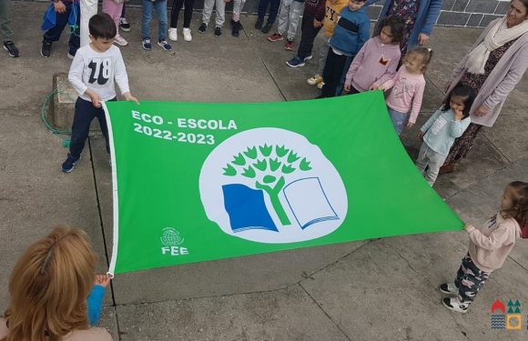 Bandeira Eco-Escola hasteada na escola EB/JI da Luz na Graciosa