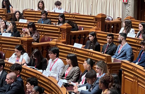 Presidente da ALRAA congratula prestação dos representantes do Círculo dos Açores na sessão nacional do Parlamento dos Jovens