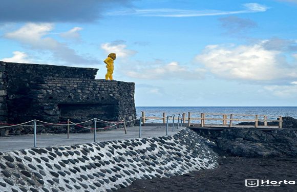 Câmara Municipal Horta e Festival Maravilha instalam escultura do artista “Superlinox” na Praia do Almoxarife