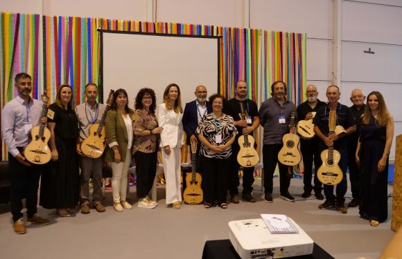 Violas da Terra dos Açores com Certificação Nacional e Europeia e conta com um Artesão Jorgense certificado