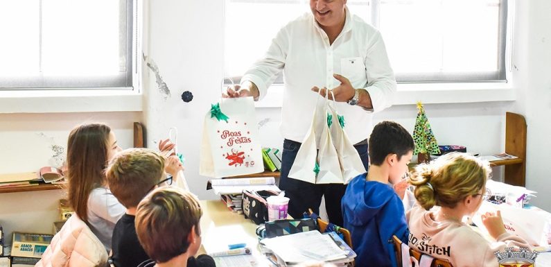 Executivo entrega lembranças aos alunos das escolas do concelho das Velas