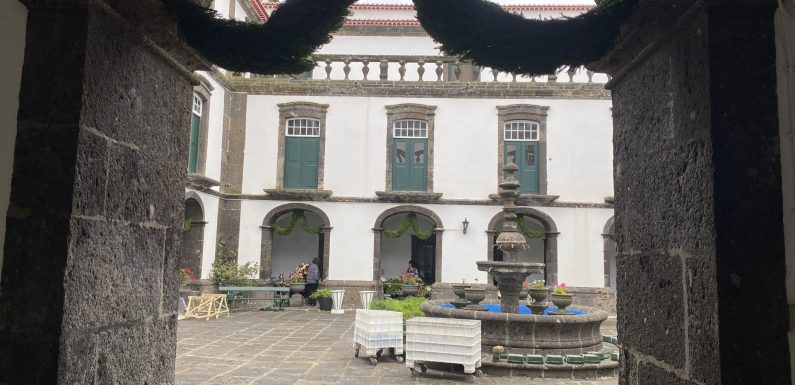 Flores e velas para o senhor Santo Cristo: peregrinos preparam-se para as promessas