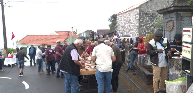 Esta quinta-feira serviram-se as tradicionais Sopas de Espírito Santo nas Manadas (c/áudio)