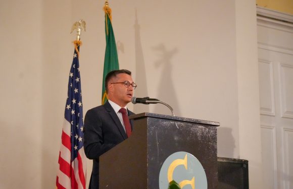 Presidente do Parlamento açoriano defende maior envolvimento dos jovens açor-descendentes com a Região