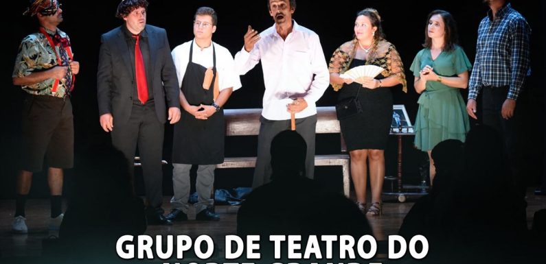 Grupo de Teatro do Norte Grande sobre ao palco do Auditório Municipal
