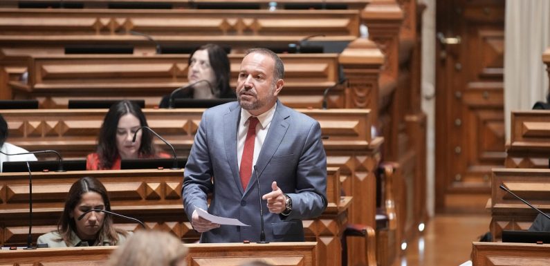 Francisco César exige medidas concretas para garantir equidade no apoio à ciência na Região