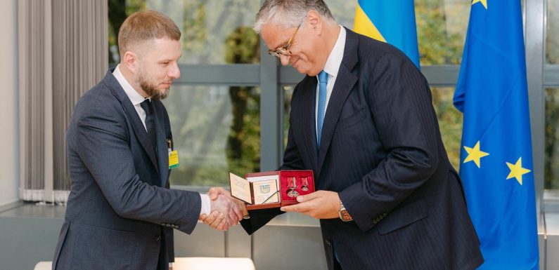 Vasco Cordeiro recebe Ordem de Mérito da Ucrânia